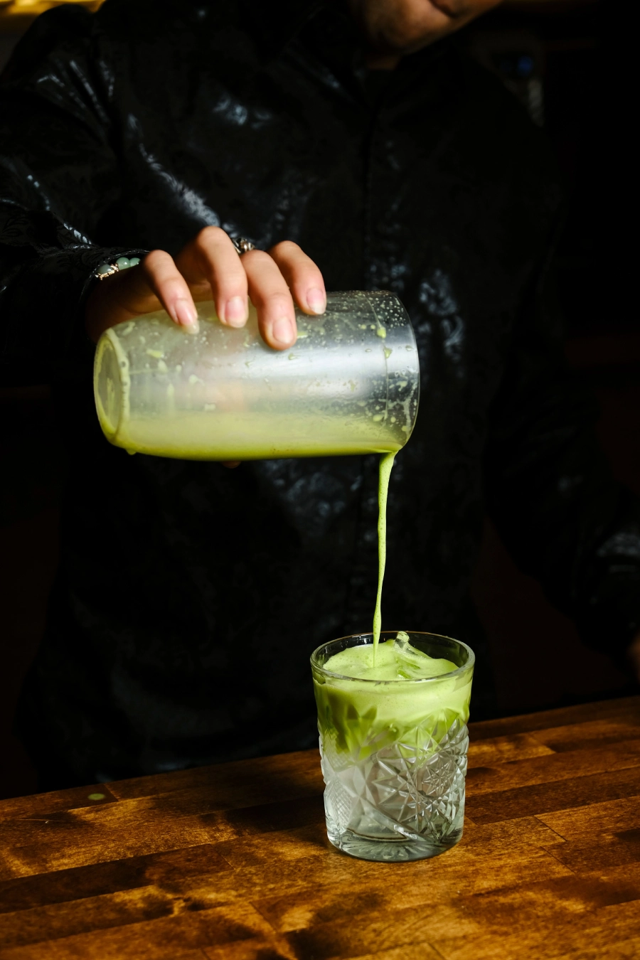Matcha wird in ein Gegossen für einen leckeren Matcha Soda
