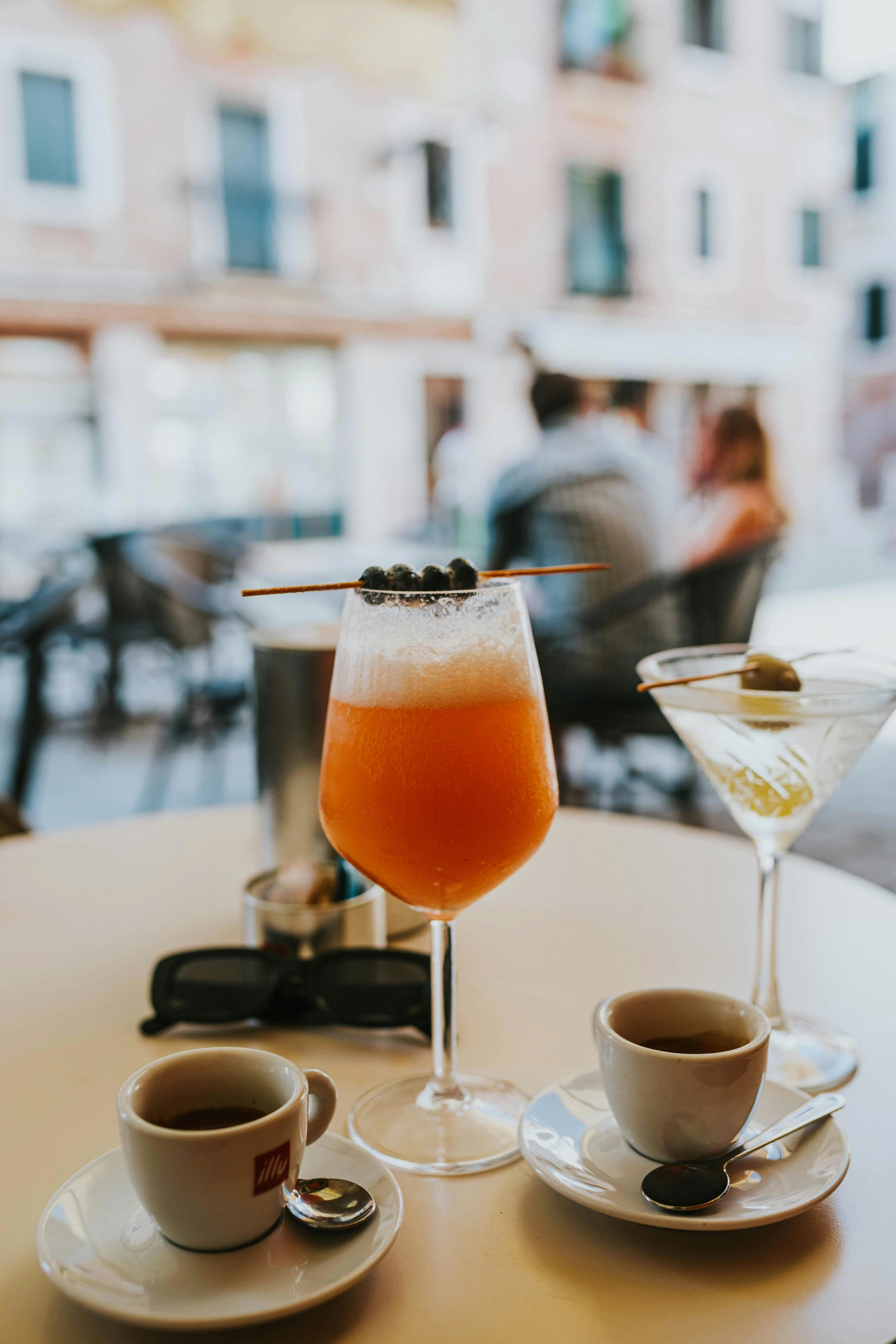 Cocktail und Kaffee auf Tisch auf Terrasse in Café