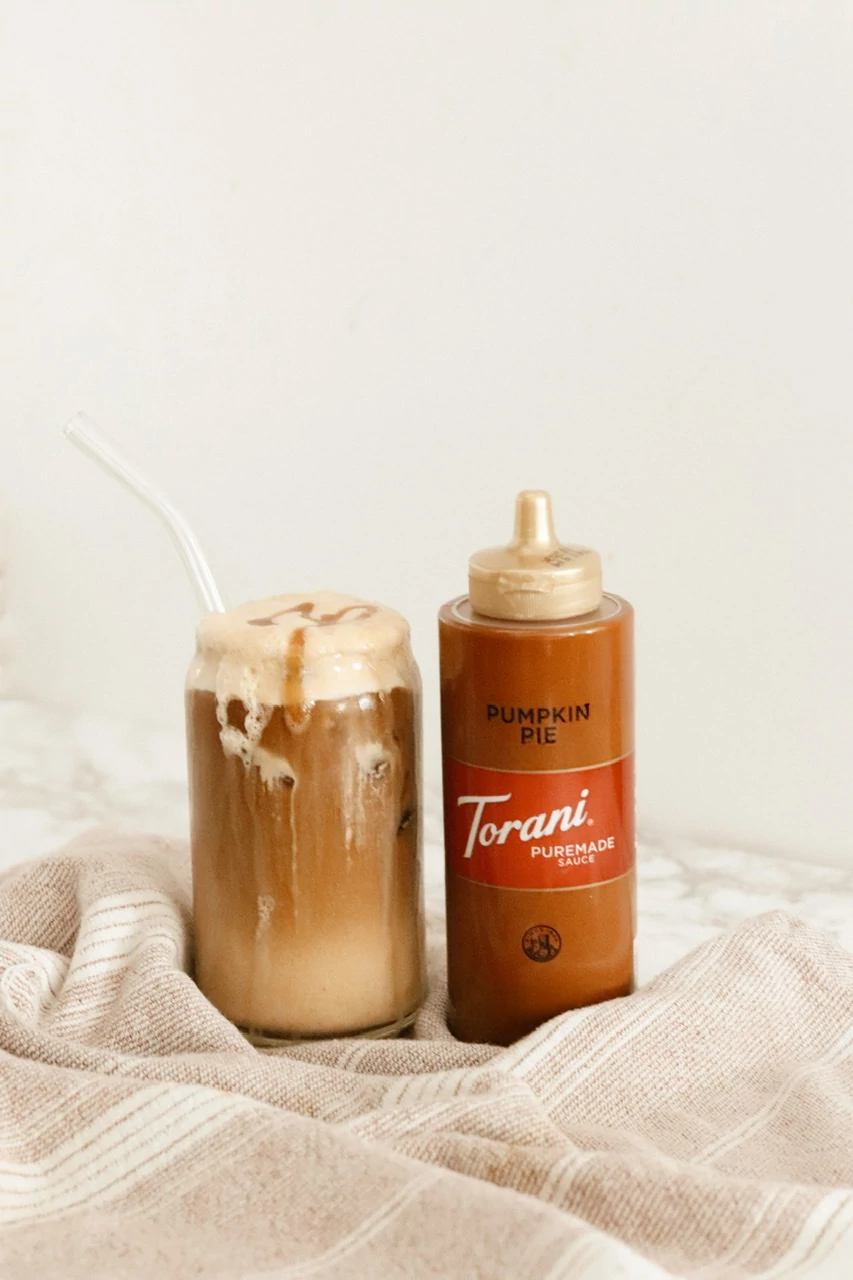 Cold Brew Pumpkin Pie als Getränk im Glas daneben die Flasch