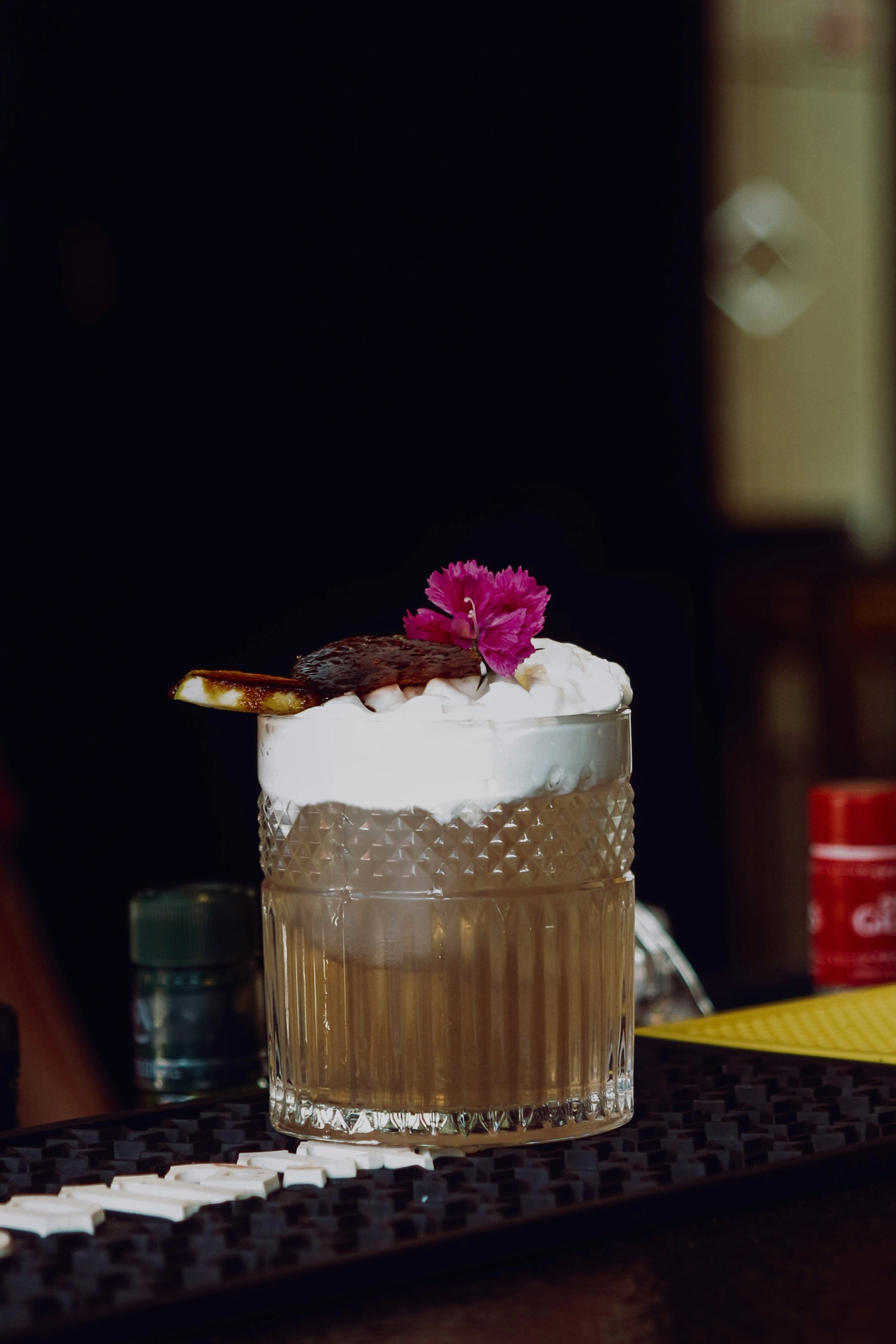 Chai Rum Sour Cocktail auf Bar Theke mit Blume