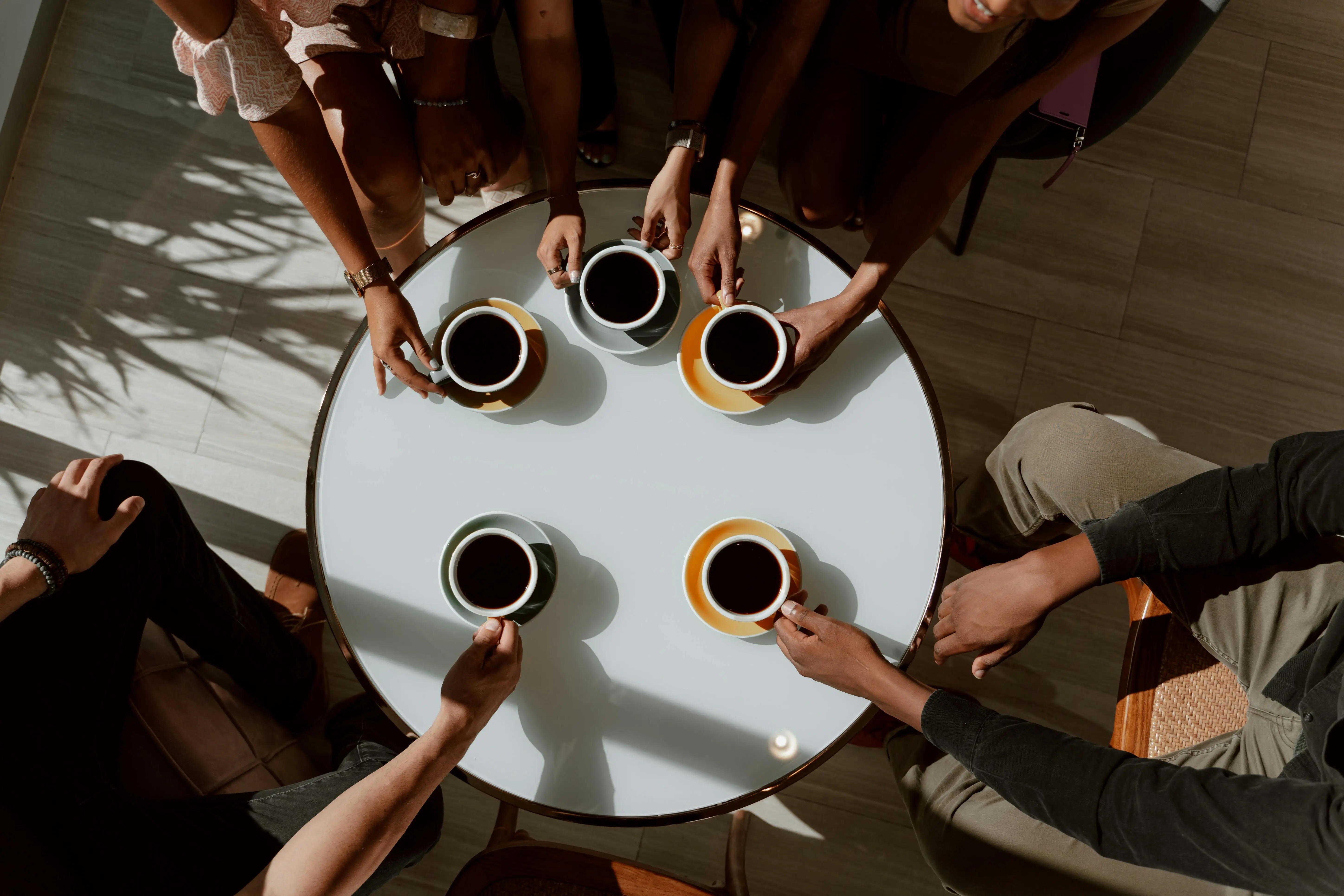Kaffeetassen im Cafe Vogelperspektive