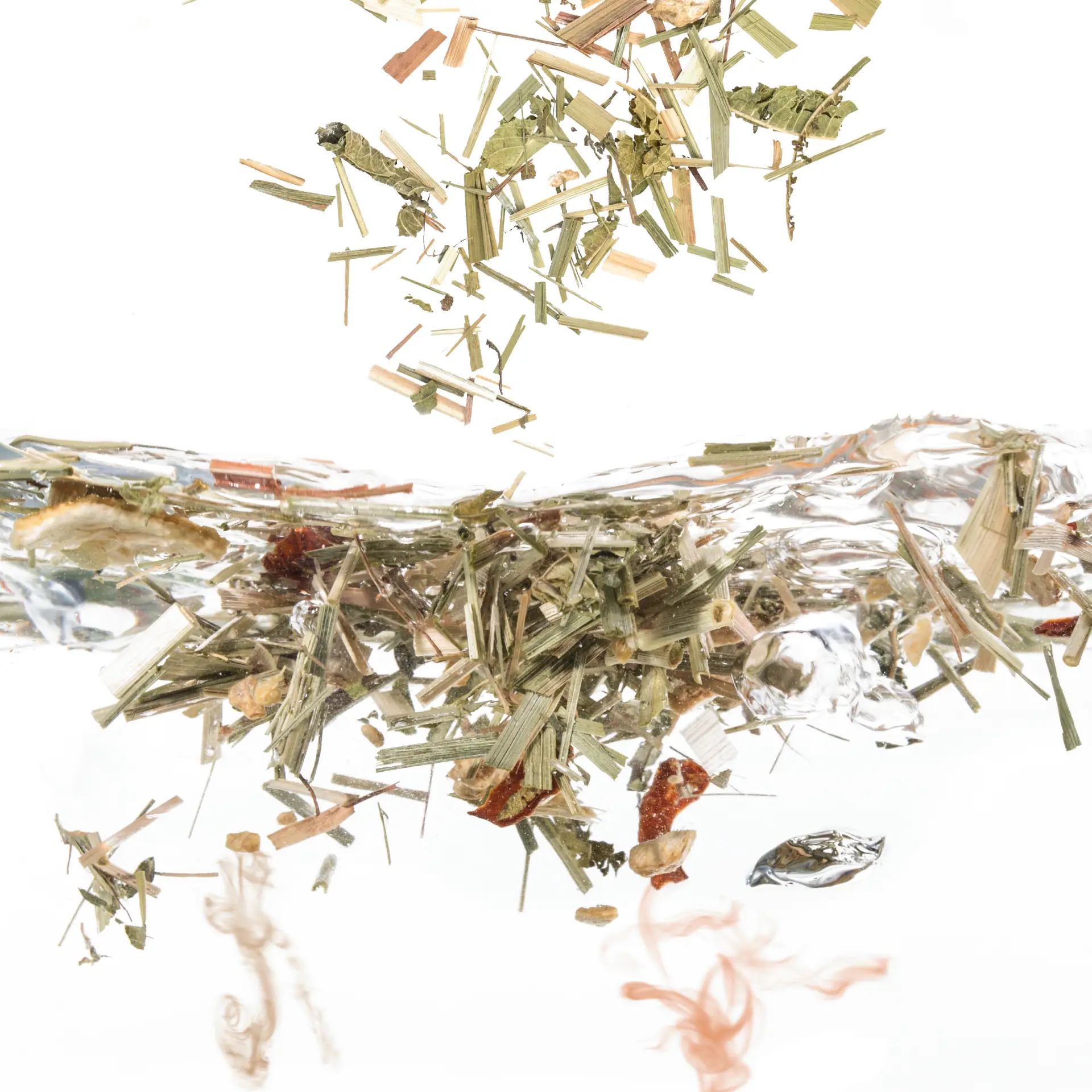 Kraeutertee lose im Wasser