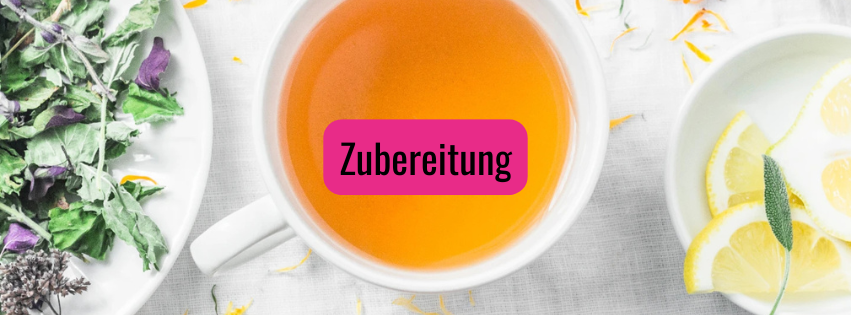 Teetasse mit losem Tee und Zitronenscheiben an der Seite