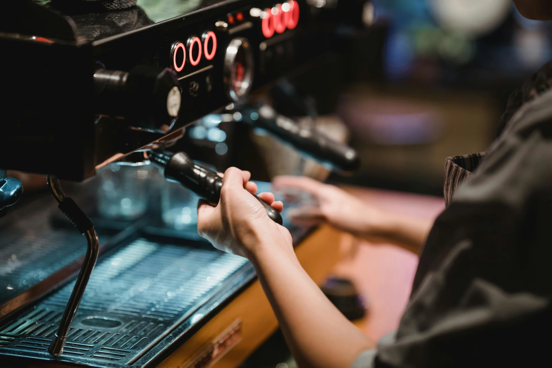 Kaffee Barista an der Kaffeemaschine