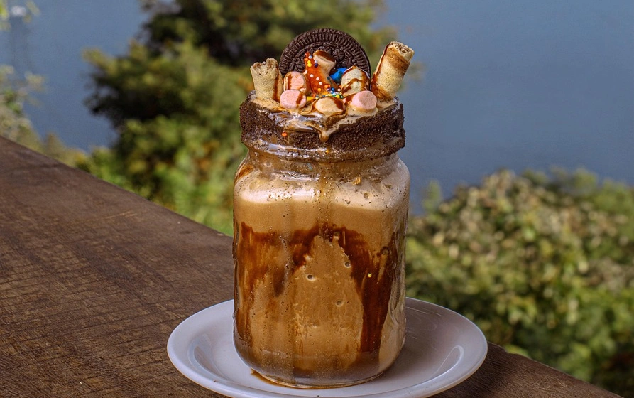 Schokoladen Frappe mit vielen Toppings
