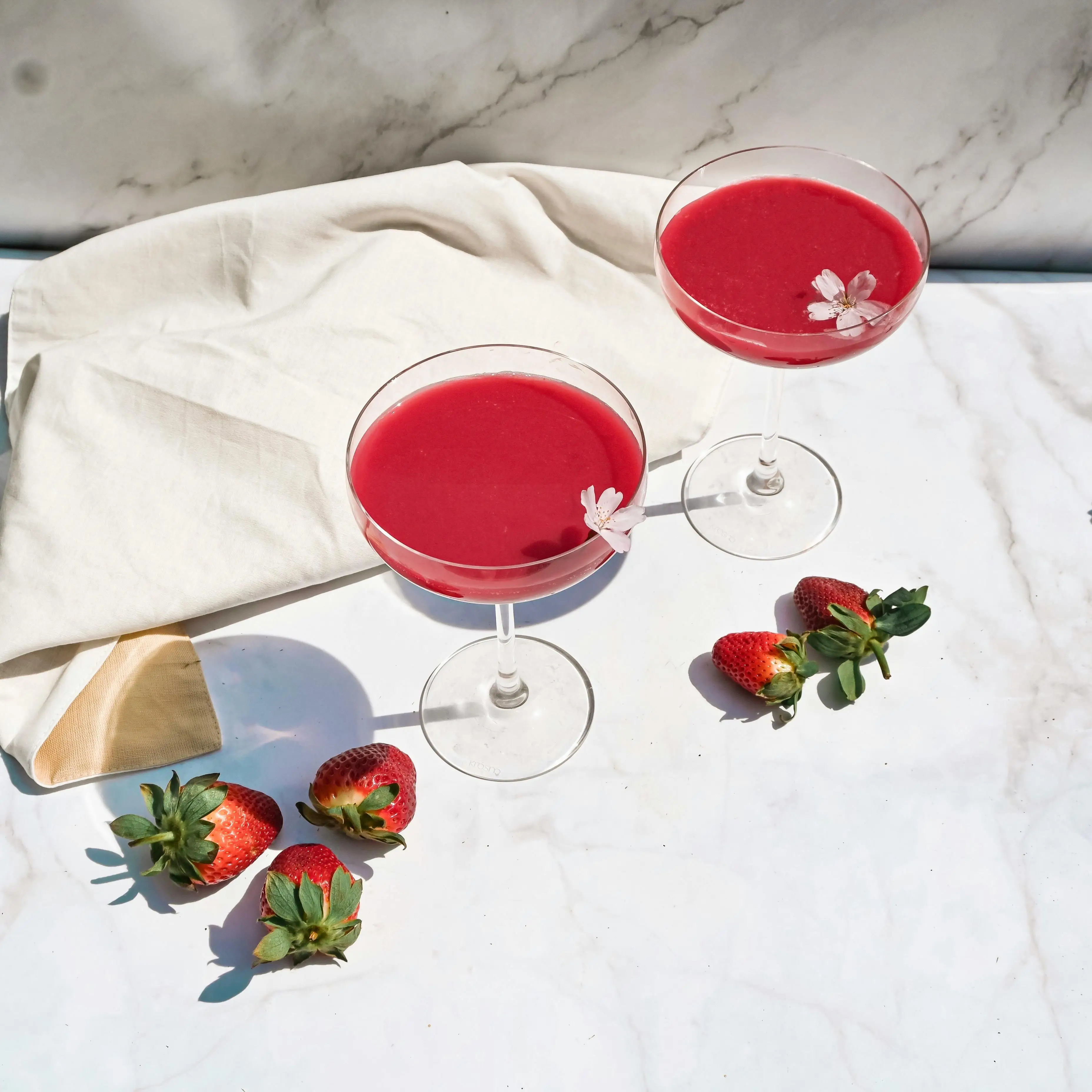 Valentinstag Getränkte Cocktails im Glas mit Erdbeeren