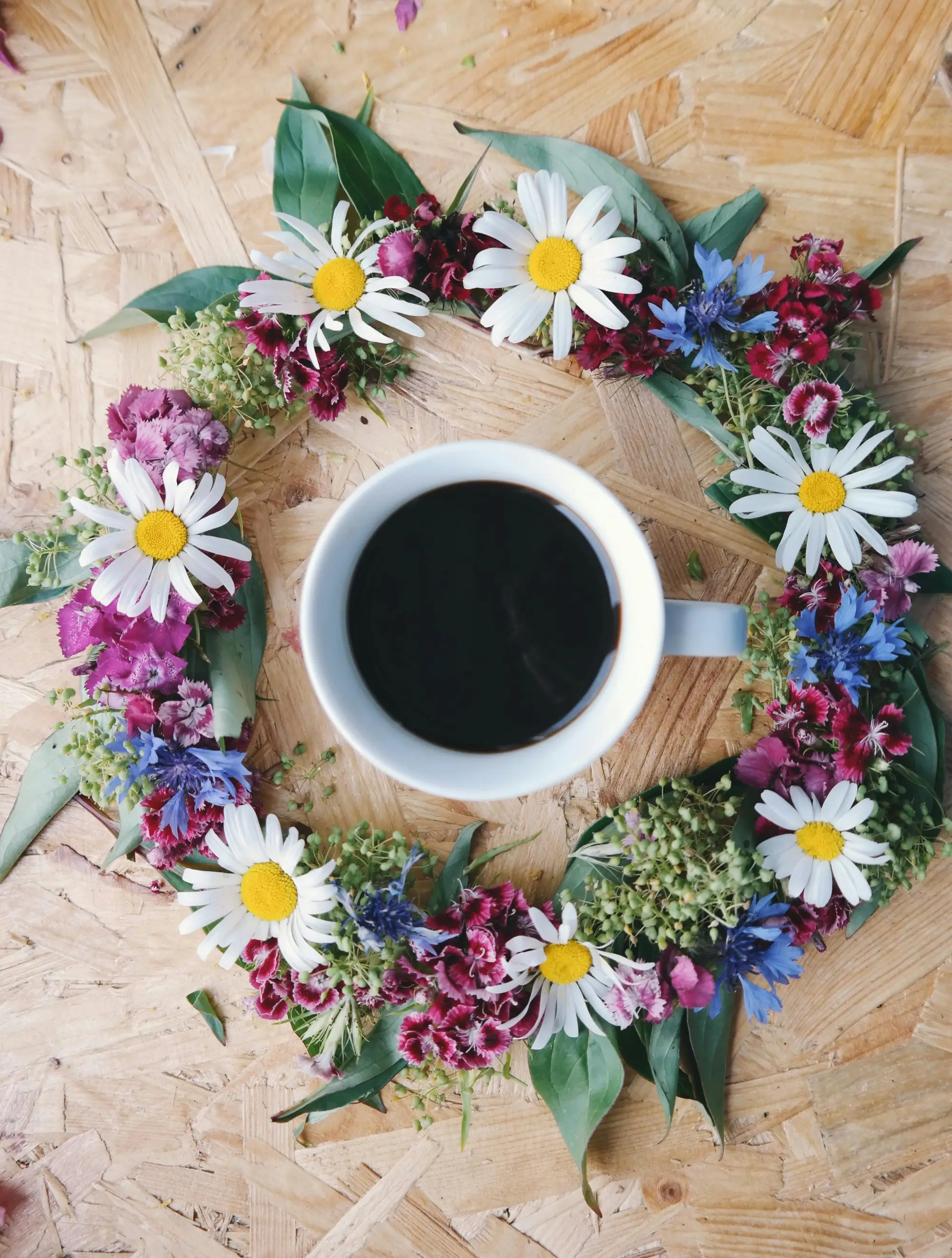Kaffeetasse mit Frühlingsblühern umrandet