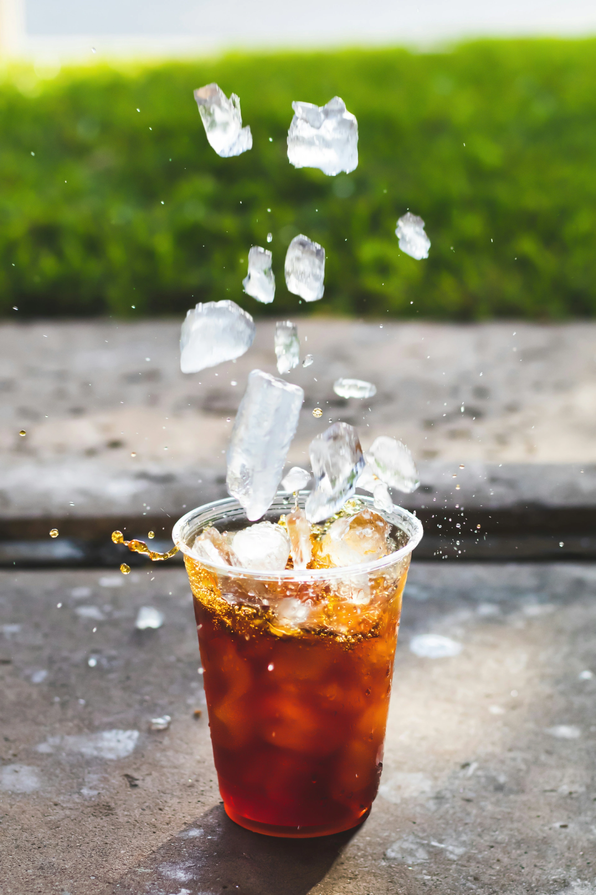Kaffee in ToGo Becher mit Eiswürfeln